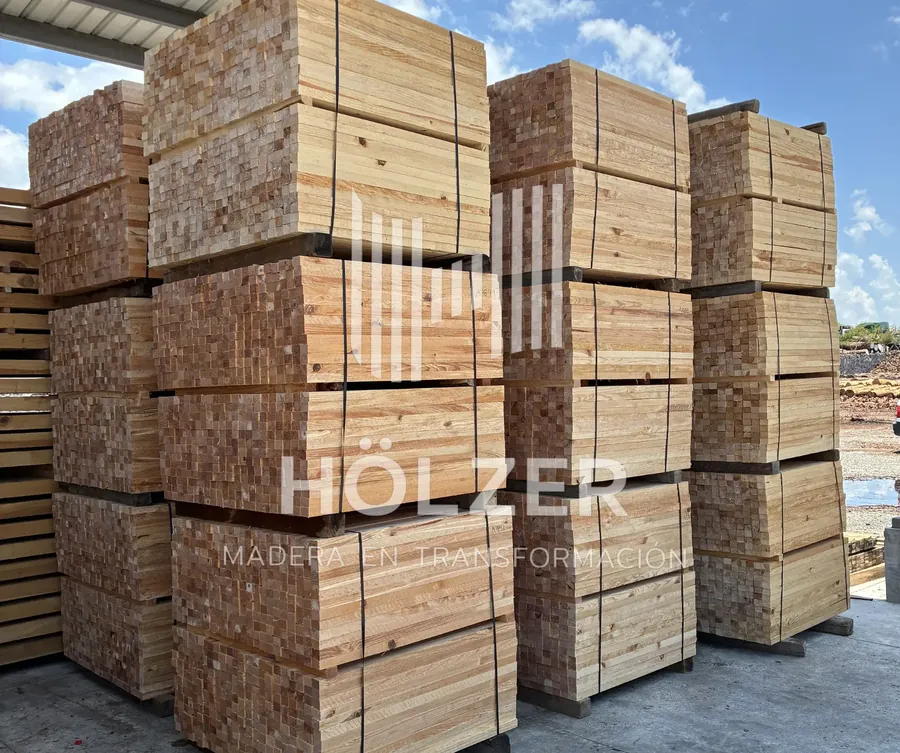 Paquetes de componentes de pino flejados y etiquetados por lote, listos para embarque en planta Hölzer